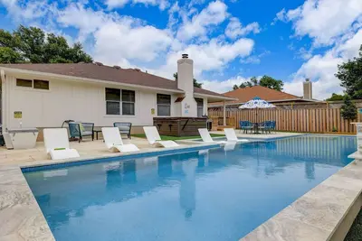 Image de Amenities Galore - Heated Pool, Hot Tub, Cold Plunge, Grill, Gym, Peloton Bike, Massage Chair, Games