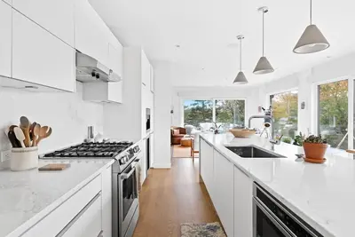 Image de New Immaculate Modern Home w/ Private Beach Access & Gym
