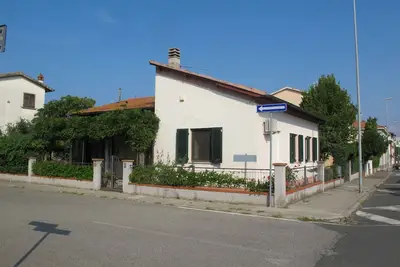 Image de Pink House With Garden And Air Conditioning