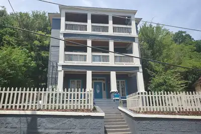 Image de New Lower Rates! Amazing 8 Bedroom 3 Story Downtown Hot Springs! No Admin Fee! !