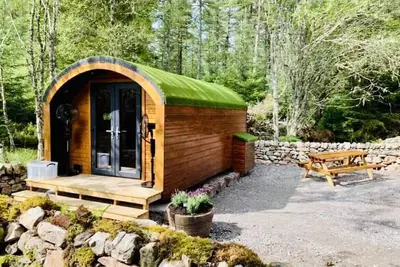 Image de Luxury Glamping Pod surrounded by nature.