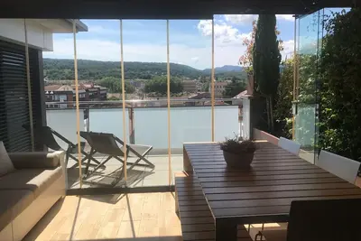 Image de Design penthouse with terrace in the center of Olot