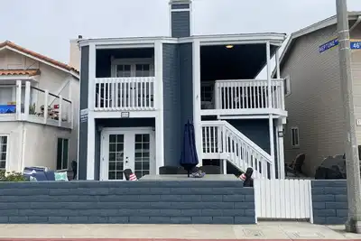 Image de Treasured Delight* Exclusive Patio * Clean* Upstairs Unit *4 houses to sand