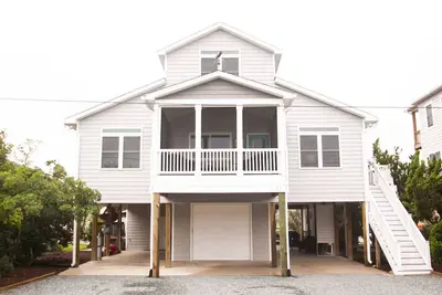 Image de Canal Front Home-3-minute walk to beach with private boat dock