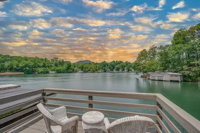 Image de Max's Blue Lakeside Cottage | A Classic Lake Lure Getaway