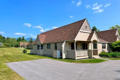 Image de F21 Warm Fairway Village Townhome, mountain views, large lawn, Ac! Reliable wifi. So much to do!