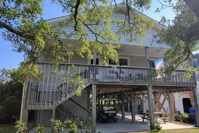 Image de Peaceful and quiet home with Marsh views. Walk to the beach.