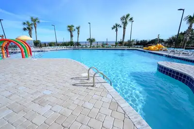 Image de Low Floor, Studio, Ocean View, Nice, Heated Pools!