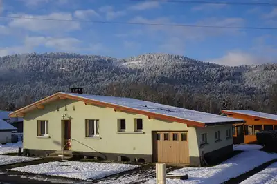 Image de Maison familiale avec grand terrain et étang de pêche privé