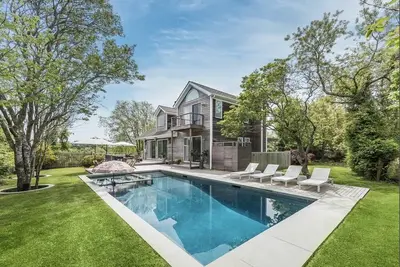Image de Beautiful house on private country road with pool/hot tub & home office