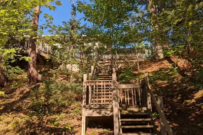 Image de Treehouse on the river.