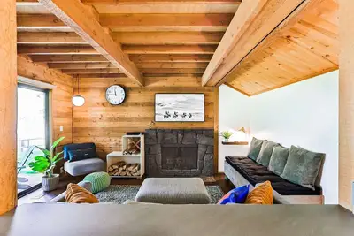 Image de Cozy Updated Sunriver Cabin, 6 Sharc Passes, Floor to Ceiling Windows, Golf, Swim, Ski, and Explore