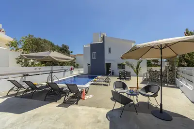 Image de A modern 3 bedroom villa is situated in a quiet area in the central of Protaras