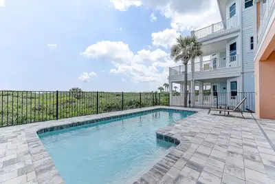 Image de Pet Friendly Home w Private Pool, Deck, Balconies + Beach Access!