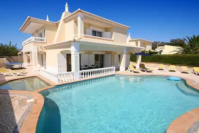 Image de 4 Bedrooms with Private Heated Pool, WiFi, A\/C, Walking distance to amenities