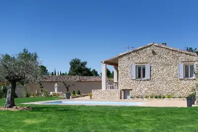 Villa avec piscine, vue panoramique sur le Luberon et jardin arboré