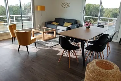 Image de Bel appartement F3 de 70 m², vue latérale mer, proche plage, rue calme