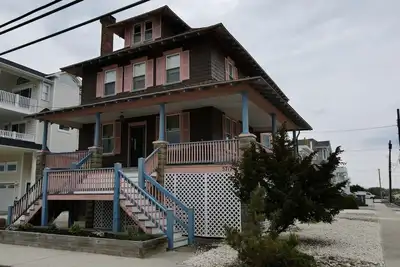 Image de Classic Large Victorian shore home Sleeps 14 5 houses from beach