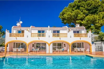 Image de Sleeps 24, 4 Apts, Private Pool, Perfect For Friends\/ Family & Cycling Groups