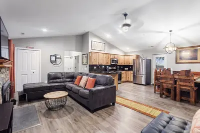Privacy on the Strip! Completely renovated Fenced-in yard near all attractions!
