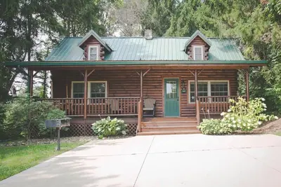 Image de Log Cabin Nestled In Pine Trees with Hot Tub
