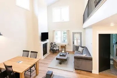 Image de Unique Silo Suite with Jacuzzi Tub, Kitchen, Fireplace, Living Room