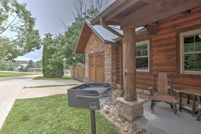 Image de Cozy Cabin Getaway with Fireplace, Kitchen, Jacuzzi Tub - Sleeps 2