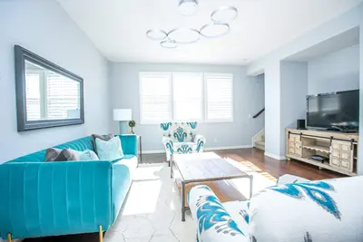 Image de Warm and Comfortable in a Prime Location 3br/3. 5ba