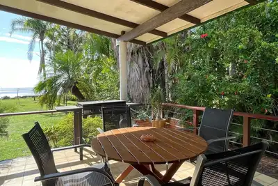 Image de Moonshadow-Burrum Heads- Beachfront- 3br- Water Views