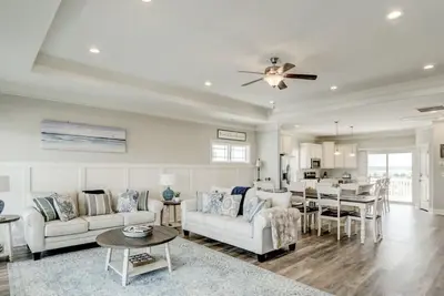 Image de \"Ry's and Shine” 6 Br, 4. 5 baths, Hot Tub, Elevator & Community Pool-Non Smoking