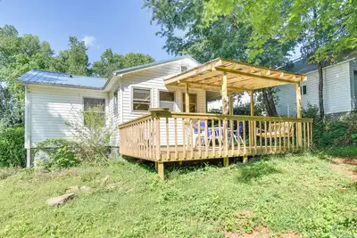Image de Near Dining: Columbus Cottage w\/ Furnished Deck!