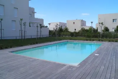 Studio spacieux avec piscine, parking et animaux admis à 250m de la plage