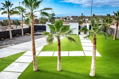 Image de Villa de luxe avec piscine à débordement et vues