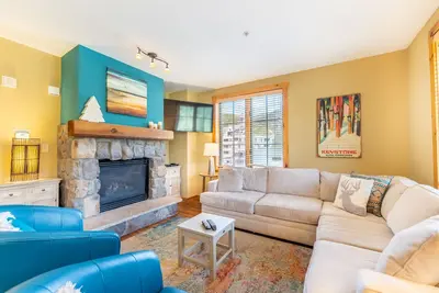 Image de Ideally Located Condo w/ Private Balcony and Partial Mountain Views!