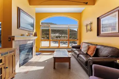 Image de Lakeside Condo w/ Mountain & Lake Views from Balcony, Steps to Shops/Dining!
