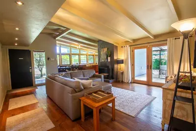 Image de Sparkling Clean Mid Century Modern Home in Ferry Street Bridge Area
