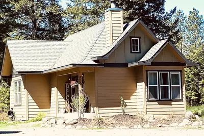 Close to Silverwood, Cozy Cottage Farm in the woods, Rv parking, with open space