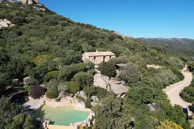 Image de Bergerie contemporaine pour 2, isolée, nichée à flanc de colline avec piscine.