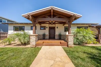 Image de Gorgeous Detached Custom Craftsman Home - Walk to Beach!