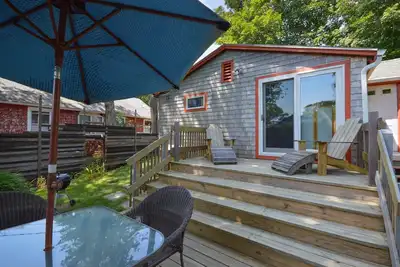 Image de Cozy Cottage 1/2 mile to Woods Hole village