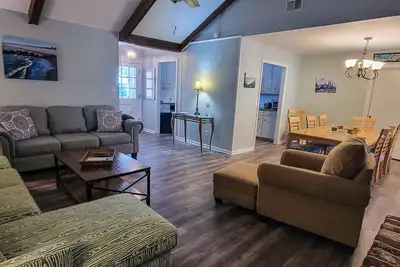 Image de Simply Sunny Fun! 4br Close to Dt Chas & Beaches! Great backyard firepit & games