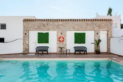 Image de Villa \"Fuentes\" avec terrasse privée, piscine et jardin partagés, réservée aux familles