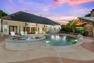 Image de Sunny Oak | Sleeps 10 | Pool/Hot Tub | Outdoor kitchen with Fireplace