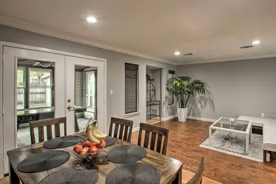 Image de 2-Story Pensacola Home w/ Game Room & Private Yard