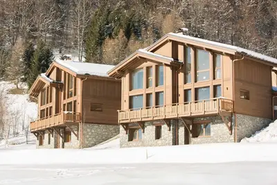 Image de Appartement élégant avec balcon ou terrasse