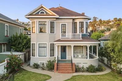 Image de The Arabella House - Charmed Victorian in Historic Downtown Ventura