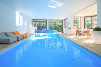 Image de Villa, piscine intérieure chauffée, clim. chambres, grand jardin à 30mn de Paris