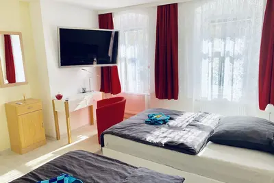 Image de Moderne Ferienwohnung mit 2 Schlafzimmern, KĂĽche und Bad