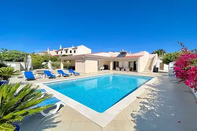 Image de 3 Chambre Villa, piscine privée, WiFi, distance de marche des commodités 3103 \/ Al