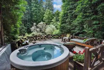 Image de Tranquil Retreat on Austin Creek, Surrounded by Forest Views
